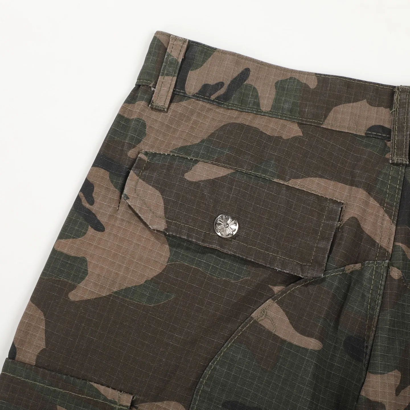 P280 Chrome HeartsCH camouflage logging pants straight-leg Sanskrit unisex overalls, W-level cabinet, patchwork cross pattern embellishment, high-waisted washed jeans! ! Absolutely high-end luxury products, 1.9W-level god-level single products, super popular products, built with top heavy industry, a magic weapon that cannot be missed. About Zangyin, this is an extremely luxurious fashion brand, which can also be called the aristocrats of the high street. It has always been an exclusive brand for some hipsters or the rich second generation. Compared with ordinary high streets, it is more luxurious and noble. Compared with luxury brands, it has a more fashionable personality and has always been a brand that I have a special liking for. Imported yarn is custom-woven into a high-density twill canvas, which ensures a crisp silhouette while also making the fabric very delicate to the touch. It follows the B01 classic silhouette, with a crisp and stylish upper body. The ready-made garments are stone-milled and fermented, so they can be matched with any style. Buttons and zippers are made of authentic YKK retro metal products. Double-layer canvas on the front knees has perfect details. All hardware is customized. Color: Camouflage Size: 28/30/32/34/36 Waist: 74/79/84/89/94 Sitting: 104/109/114/119 Pants length: 101/102/104/106/108